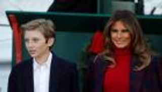 بالفيديو.. ميلانيا وبارون ترامب يستقبلان شجرة الكريسماس