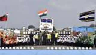 بالفيديو.. 58 رجلا على دراجة.. رقم قياسي للجيش الهندي