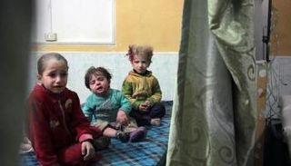 أطفال سوريون بإحدى عيادات دوما - (أ.ف.ب)