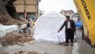 بالصور.. ضحايا الزلزال يواجهون خطر الأمطار في إيران