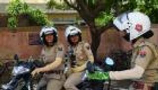 شرطيات "الدراجات النارية" لحماية النساء في نيودلهي