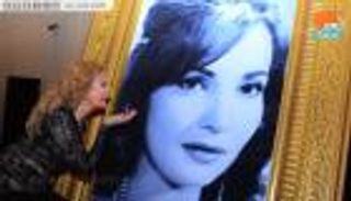 مهرجان القاهرة السينمائي.. يسرا تخطف الاهتمام بقبلة على صورة شادية