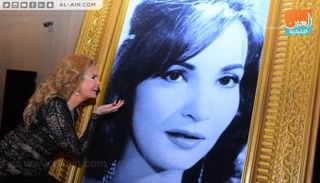 يسرا تطبع قبلة على صورة شادية 