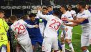 "يويفا" يعاقب إيفرتون بسبب حارس ليون