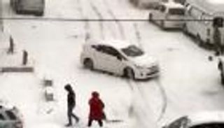 منحدر زلق يتحول إلى كارثة بسبب ثلوج روسيا