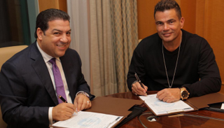 عمرو دياب أثناء التوقيع مع قناة الحياة