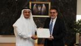 "صحة دبي" تكرم مبتكر ترميم الصمام التاجي