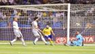 النصر يحسم كلاسيكو الاتحاد برأسية فوزير