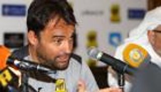 التوتر يدفع مدرب الاتحاد لتصرف غريب في كلاسيكو النصر