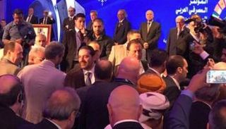 ترحيب حار بالحريري فور دخوله قاعة المؤتمر