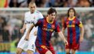 بنزيمة يحتفل برقمه القياسي مع ميسي