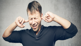 شخص يعاني الهلاوس السمعية-أرشيفية