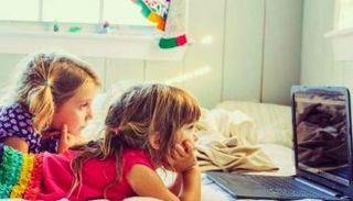 الجلوس طويلا أمام الشاشات يسبب البدانة