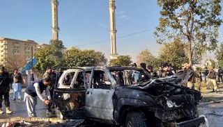 سيارة مفتش الشرطة في بيشاور بعد الهجوم الانتحاري