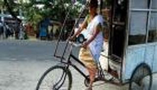 بالفيديو.. سيدة هندية تسوق "الريكشا" لتحقيق حلم ابنتها