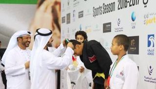 منح الميداليات للفائزين في بطولة الشهيد للجوجيتسو