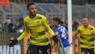 أوباميانج يعادل رقما قياسيا بهدفه في شباك شالكه