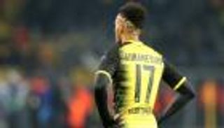 أوباميانج يتلقى أول بطاقة حمراء في مسيرته 