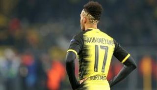 أوباميانج يتلقى أول بطاقة حمراء في مسيرته الكروية