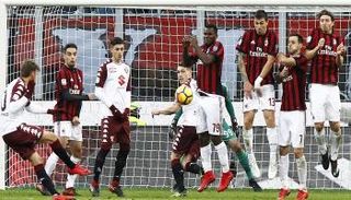 ميلان يواصل تعثره وروما يسقط في فخ التعادل بالدوري الإيطالي