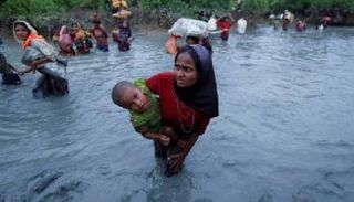 نساء وأطفال يفرون من عنف جيش ميانمار- أرشيفية