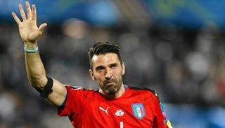 بوفون يفتح باب العودة لمنتخب إيطاليا