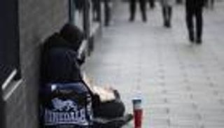 ماكينة لتقديم الطعام والملابس لمشردي بريطانيا