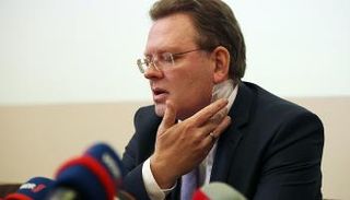 رئيس بلدية التينا أندرياس هولشتين- أ.ف.ب