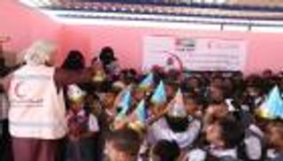 "الهلال الأحمر الإماراتي" يوزع مستلزمات مدرسية على أطفال حضرموت