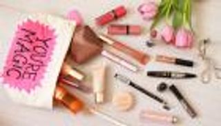 ٥ أدوات تجميل أساسية يجب أن تكون في حقيبتك