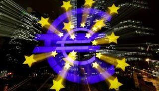  علامة اليورو أمام مقر البنك المركزي الأوروبي - رويترز