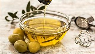 فوائد تناول زيت الزيتون على معدة فارغة