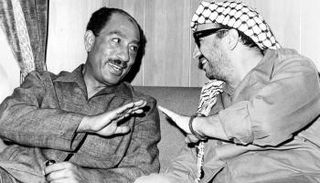الرئيس الراحل أنور السادات والزعيم الفلسطيني ياسر عرفات