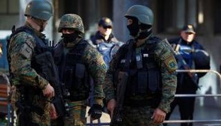 بعض أفراد فرق مكافحة الإرهاب في أوروبا (رويترز)