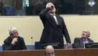 بالفيديو.. تجرع السم بعد إدانته بجرائم حرب