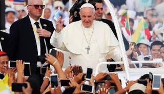 بابا الفاتيكان خلال زيارته لميانمار 
