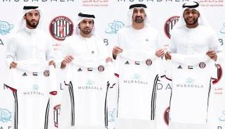 فريق الجزيرة عقب توقيع الاتفاقية