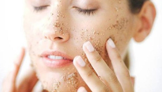  استخدام مقشر الوجه بطريقة صحيحة