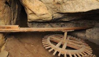 البئر تقع في الجهة الجنوبية من مسجد محمد بن قلاوون بالقلعة