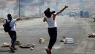مواجهات عنيفة في الضفة بعد استشهاد فلسطيني على يد مستوطن