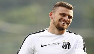 بالميراس يخطف هدف برشلونة وميلان