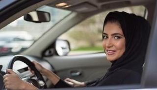 سيدة تقود سيارة-أرشيفية