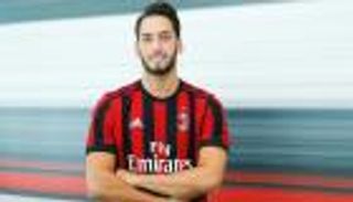 ميلان يدرس التخلص من كالهانجلو