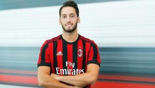 ميلان يخطط لبيع كالهانجلو في يناير 