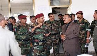 الرئيس السابق صالح مع أفراد من قوات الحرس الجمهوري