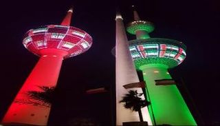 علم الإمارات يزين أبراج الكويت 