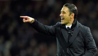 مدرب فرانكفورت يعلق على شائعات تدريبه بايرن