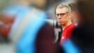 كولن يقيل مدربه رغم تحسن النتائج