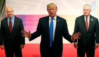 الرئيس الأمريكي ترامب ووزير خارجيته ومستشاره للأمن القومي