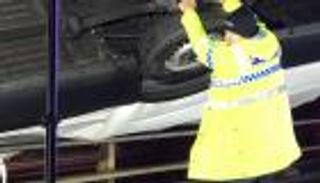 شرطي "سوبرمان" يتشبث بشاحنة ليمنع سقوطها من أعلى جسر